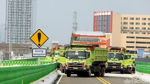 Uji Beban Jalur TransJakarta Koridor 13, Puluhan Truk Dikerahkan