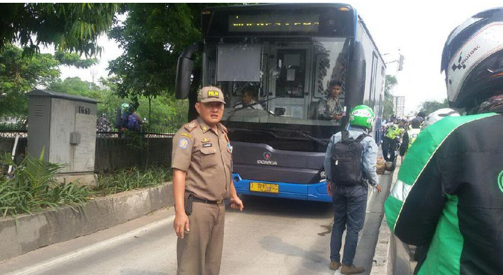 Terobos Jalur TransJ, Pemotor Terlindas Bus di Daan Mogot