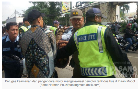 Terobos Jalur TransJ, Pemotor Terlindas Bus di Daan Mogot