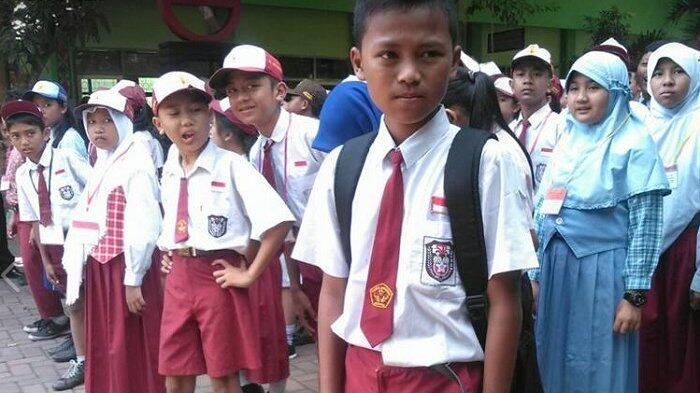 Kisah Anak Tukang Parkir Menangis Karena Dilarang Masuk ke Dalam Kelas