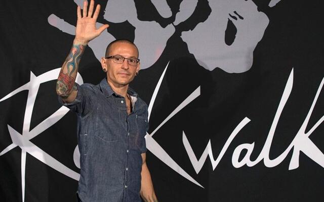 In The End .. Vokalis Linkin Park Chester Bennington tewas gantung diri