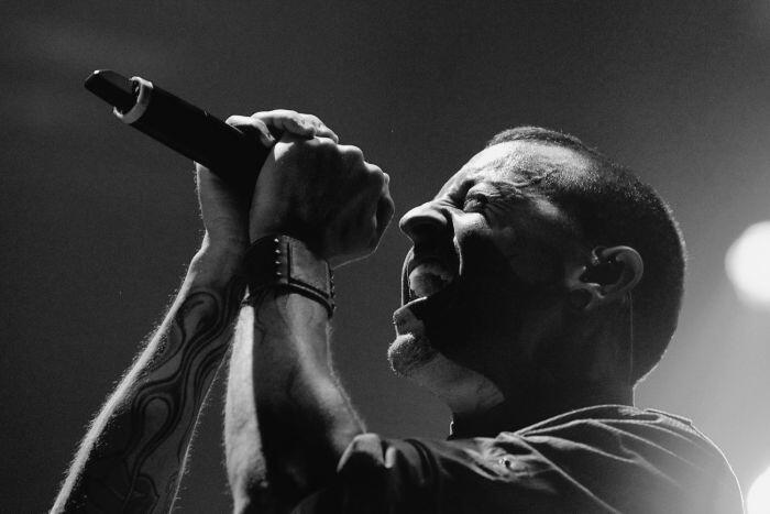 Vokalis Linkin Park, Chester Bennington, mengakhiri hayatnya