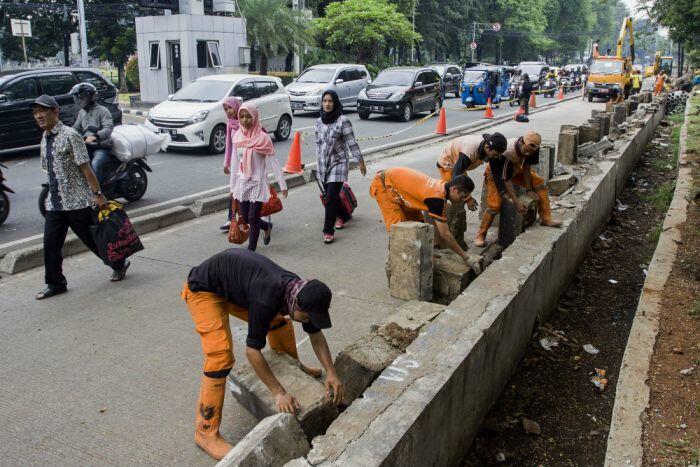 Upaya Jakarta membersihkan trotoar demi pejalan kaki