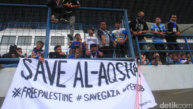 Spanduk Dukungan #SavePalestine Warnai Laga Persib Vs Persija