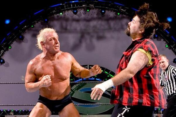 10 feud atau persaingan kedua pegulat di WWE / TNA yang terjadi juga di luar ring