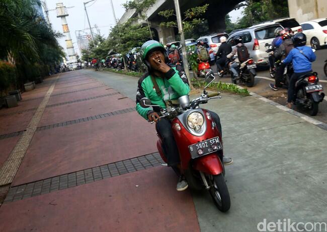 Foto : Malu! Ojek Online Ini Terobos Trotoar