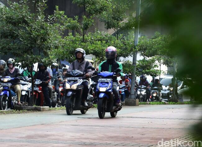 Foto : Malu! Ojek Online Ini Terobos Trotoar