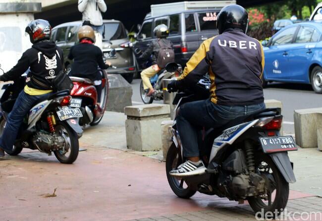 Foto : Malu! Ojek Online Ini Terobos Trotoar