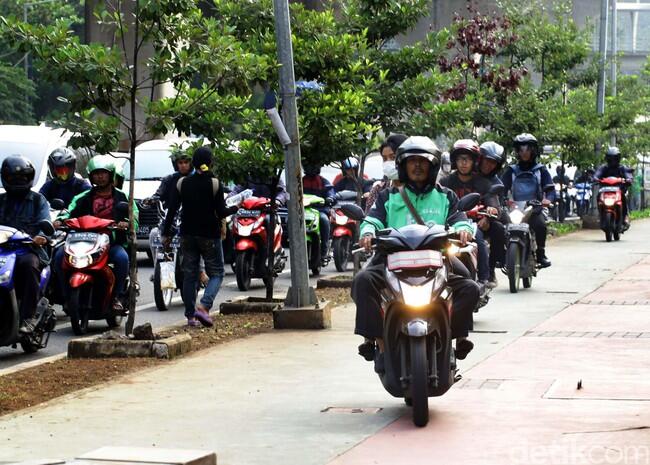 Foto : Malu! Ojek Online Ini Terobos Trotoar