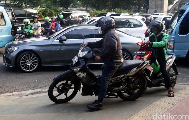 Foto : Malu! Ojek Online Ini Terobos Trotoar