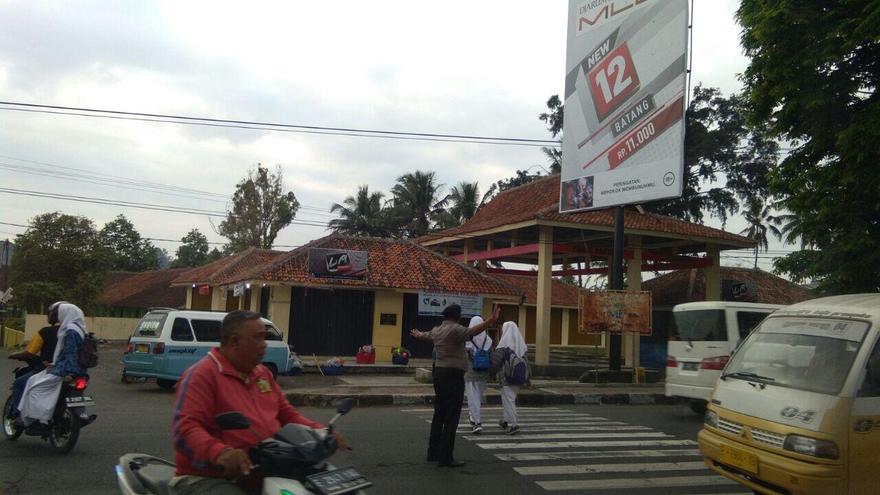 Kanit Sabhara Polsek Jalaksana Atur Lalu Lintas Di Titik Rawan