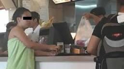 Foto Viral: Wanita Pakai Kemben Handuk Belanja di Restoran Cepat 