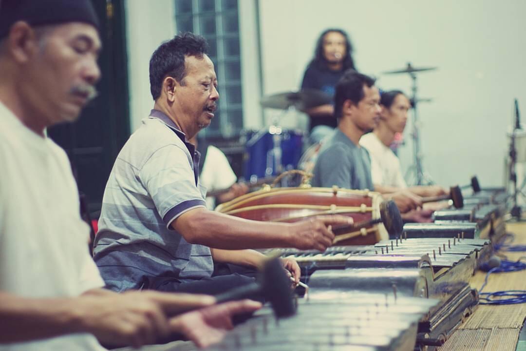 Gundul Pacul, Fooling Around, Cengengesan