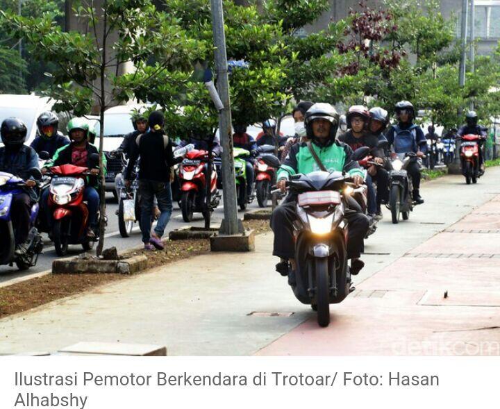 Pemotor yang Terobos Trotoar Dikenakan Tilang Rp 500 Ribu