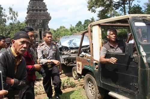 Kok Mobil Ini Bisa Seruduk Candi Kidal di Malang?