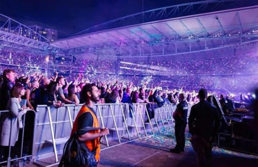 Modal Rompi, Pria Ini Bisa Nonton Konser Coldplay Gratis