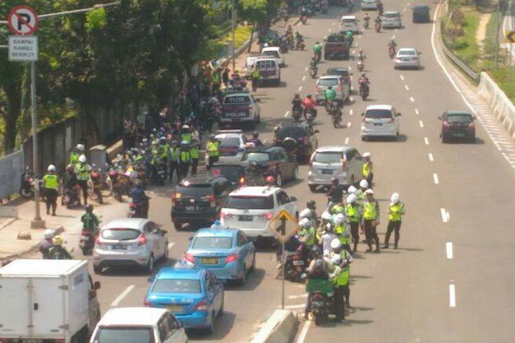 Polisi: Ojek Online Minta Tidak Ditilang Melintas di JLNT Casablanca