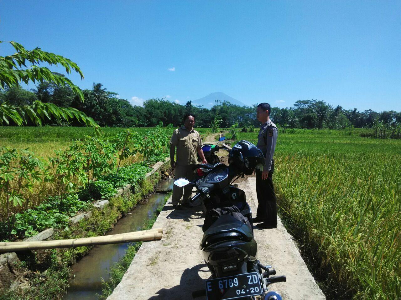 Bhabinkamtibmas Polsek Lebakwangi Kontrol Pembuatan Jalan Desa Mancagar 