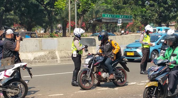 Ada Saja Alasan Tukang Ojek Ngetem di Trotoar Stasiun Palmerah