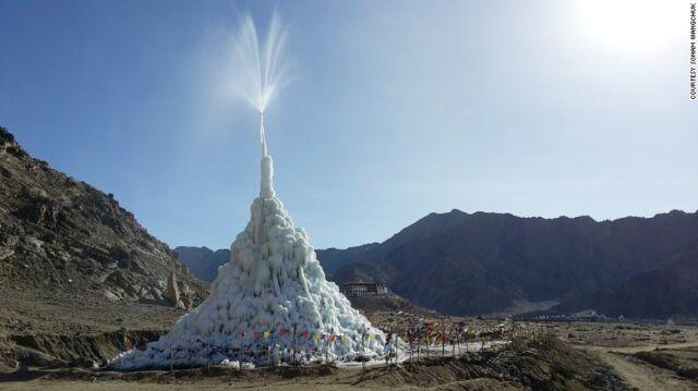Ada Gunung Es yang Semburkan Air Muncul di Tengah Padang Pasir!

