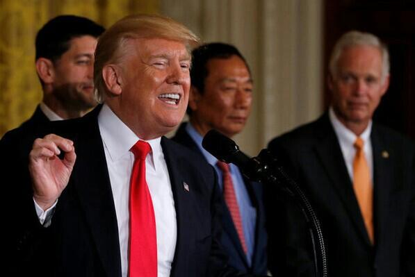 Donald Trump Semringah Bos Foxconn Janjikan Rp 130 Triliun