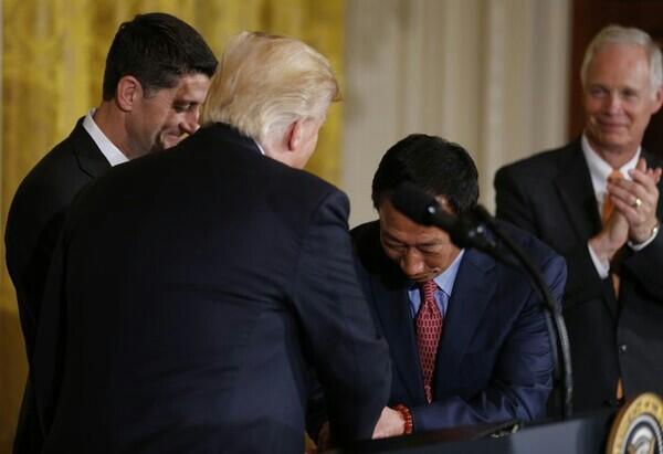 Donald Trump Semringah Bos Foxconn Janjikan Rp 130 Triliun