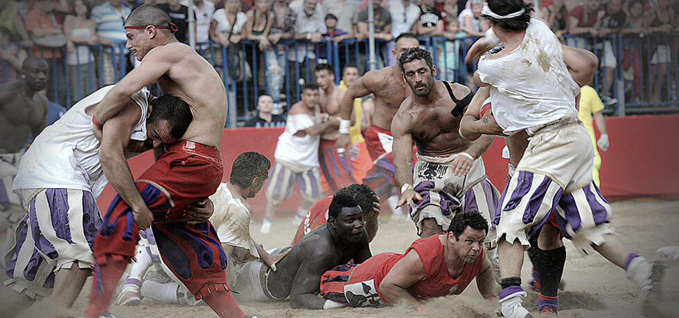 calcio fiorentino/calcio storico,bermain rugby sembai bertempur ala MMA