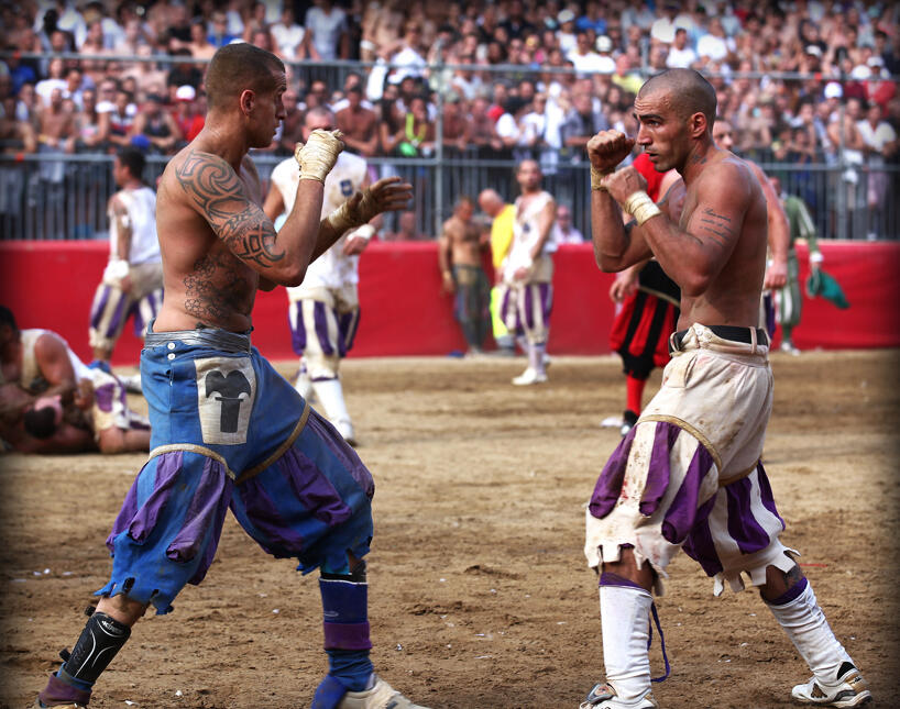calcio fiorentino/calcio storico,bermain rugby sembai bertempur ala MMA