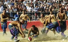 calcio fiorentino/calcio storico,bermain rugby sembai bertempur ala MMA