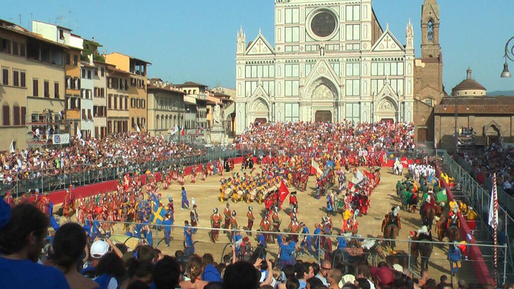 calcio fiorentino/calcio storico,bermain rugby sembai bertempur ala MMA