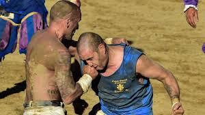 calcio fiorentino/calcio storico,bermain rugby sembai bertempur ala MMA