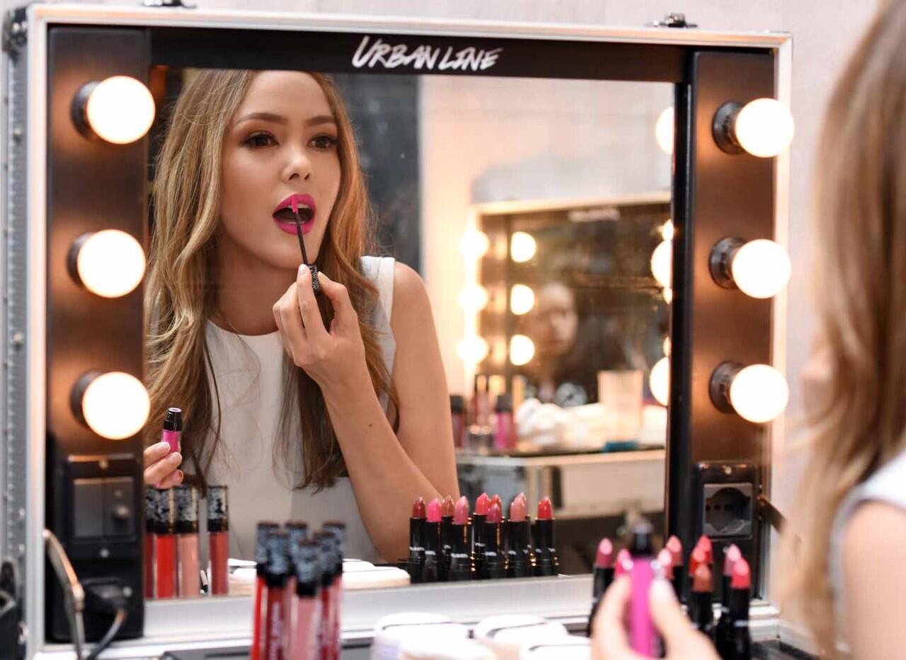 Bibir Merah Cathy Sharon