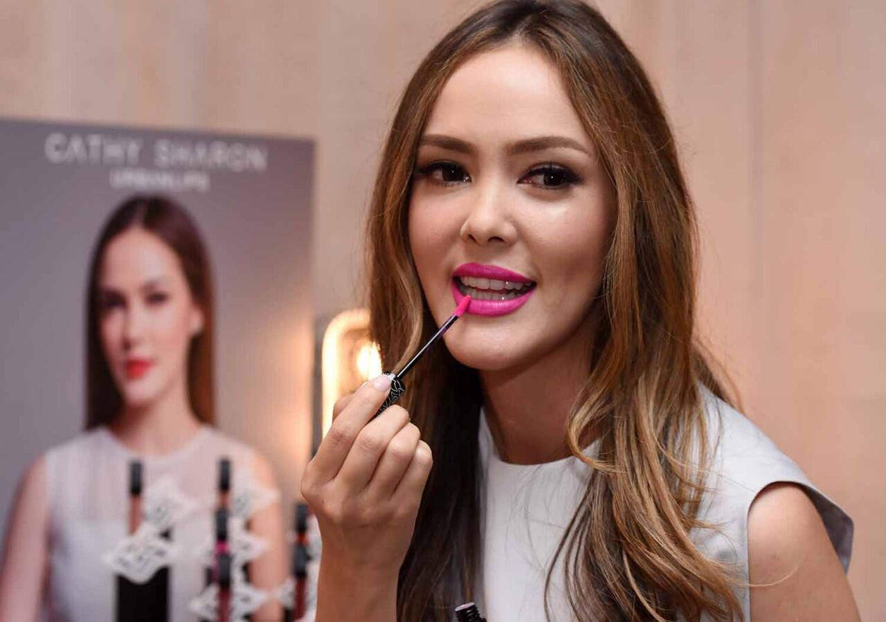 Bibir Merah Cathy Sharon