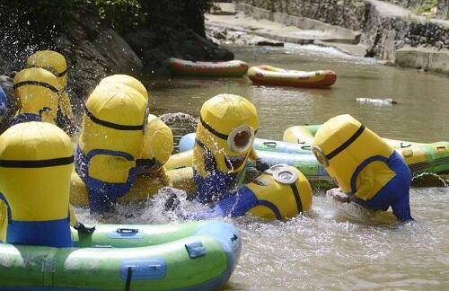 Penampakan Minions Rame-rame Mandi di Sungai