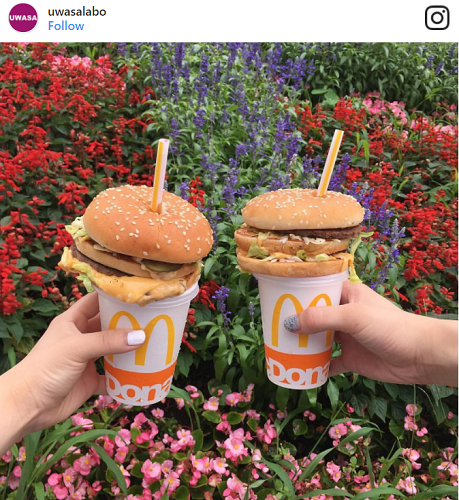 Ini Tren Baru Makan Burger ala Orang Jepang