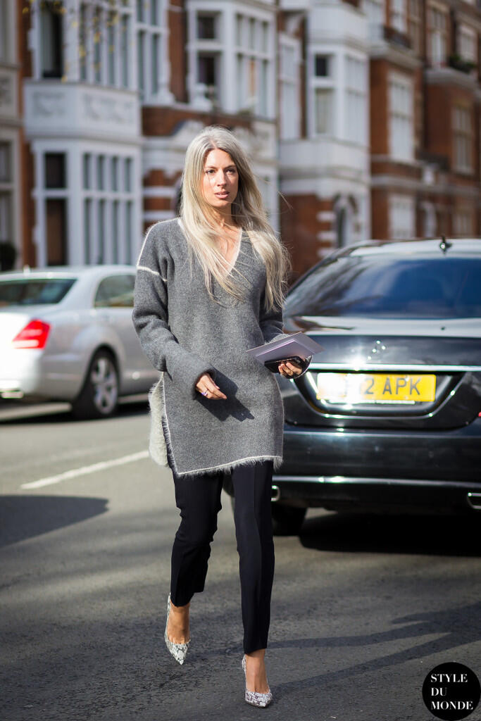 10 Gaya fashion minimalis ala Sarah Harris, 'Ratu' Street Style Hits 
