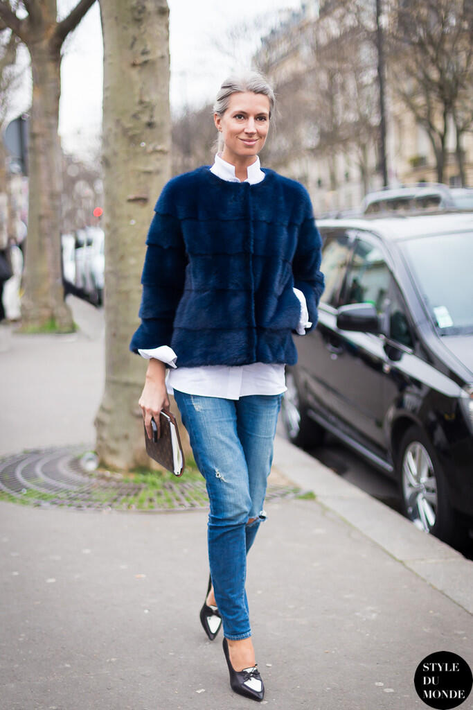 10 Gaya fashion minimalis ala Sarah Harris, 'Ratu' Street Style Hits 