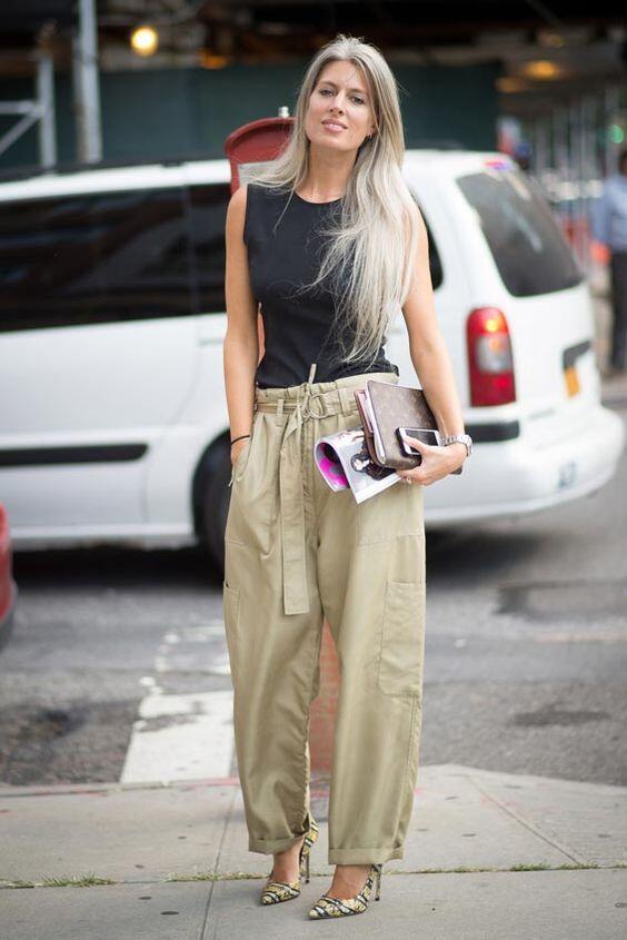 10 Gaya fashion minimalis ala Sarah Harris, 'Ratu' Street Style Hits 