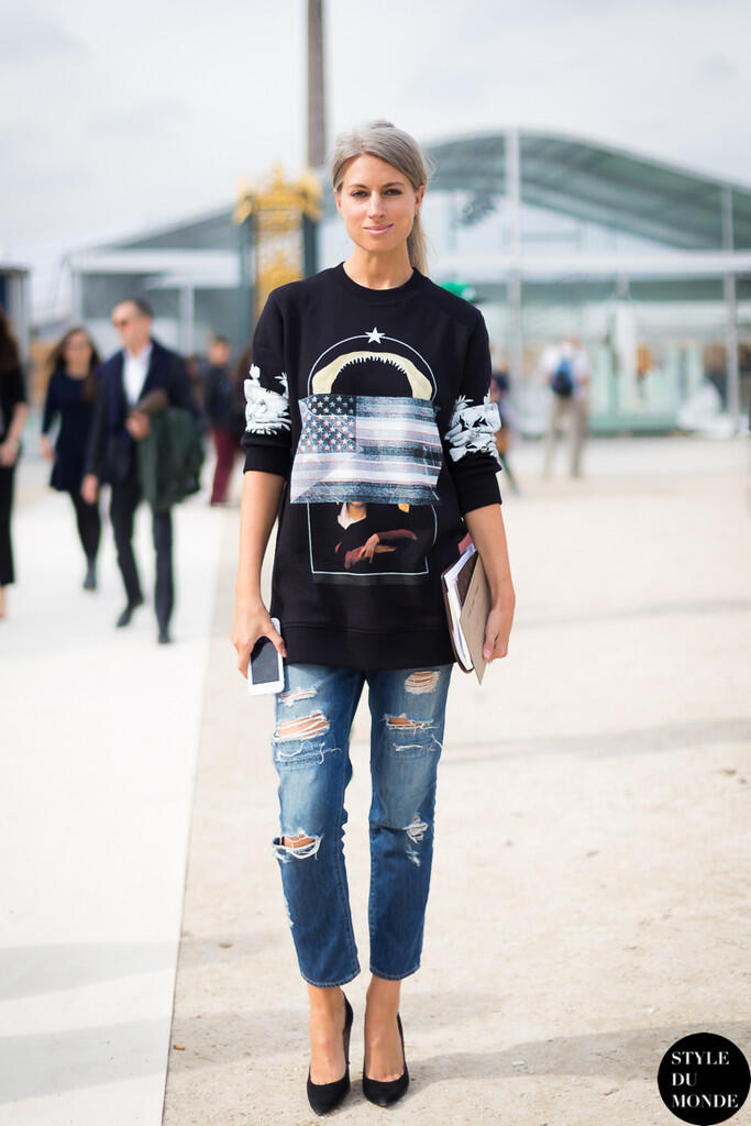 10 Gaya fashion minimalis ala Sarah Harris, 'Ratu' Street Style Hits 