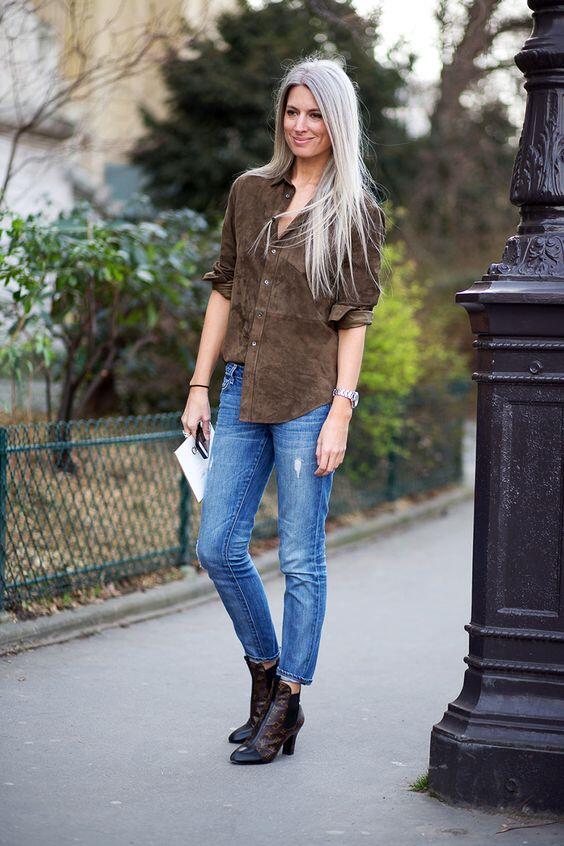10 Gaya fashion minimalis ala Sarah Harris, 'Ratu' Street Style Hits 