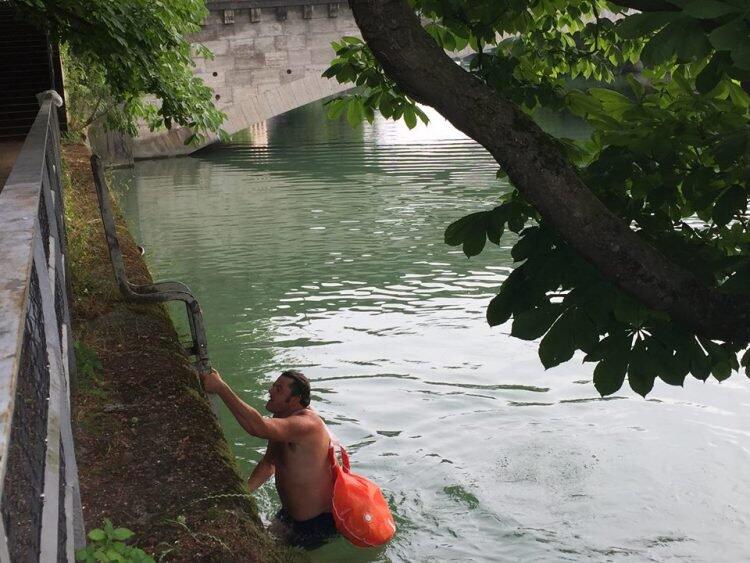 Unik! Pria Ini Pilih Berenang Untuk Hindari Kemacetan