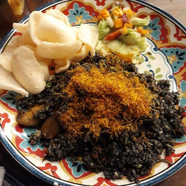 Nasi Goreng dengan Warna-warni yang Meriah
