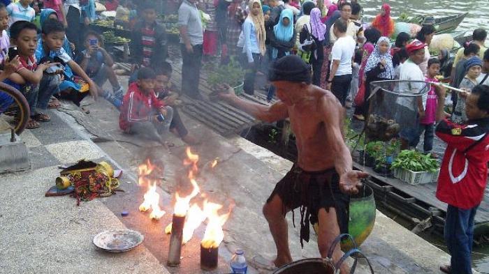 Kakek api, kakek ter&quot;PANAS&quot; di Banjarmasin