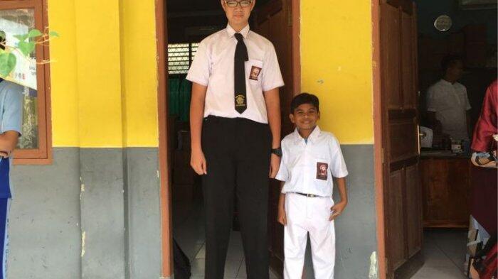 Viral! Bocah Kelas 10 SMA Ini Memiliki Tinggi Badan yang Wow