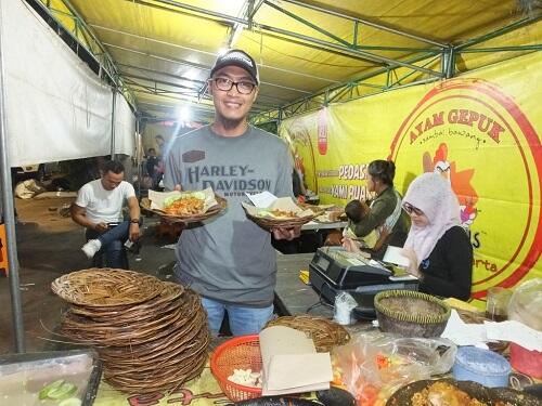 Ini Dia Pak Gembus, Sosok di Balik Ayam Gepuk yang Fenomenal