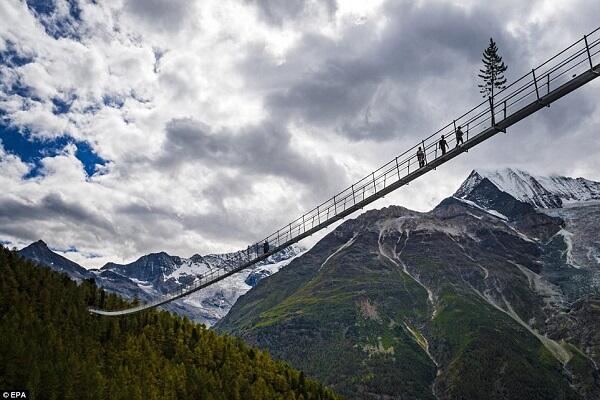 Begini Penampakan Jembatan Gantung Terpanjang Bagi Pejalan Kaki di Swiss