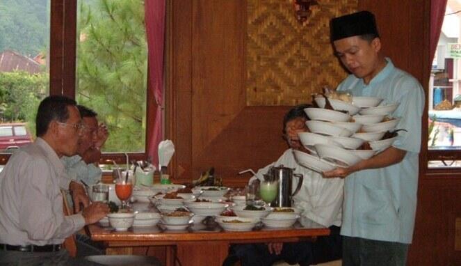 6 Keunikan yang Hanya Dimiliki Rumah Makan Padang