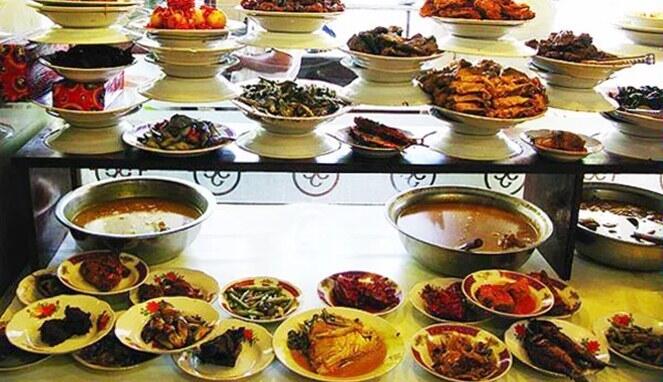 6 Keunikan yang Hanya Dimiliki Rumah Makan Padang
