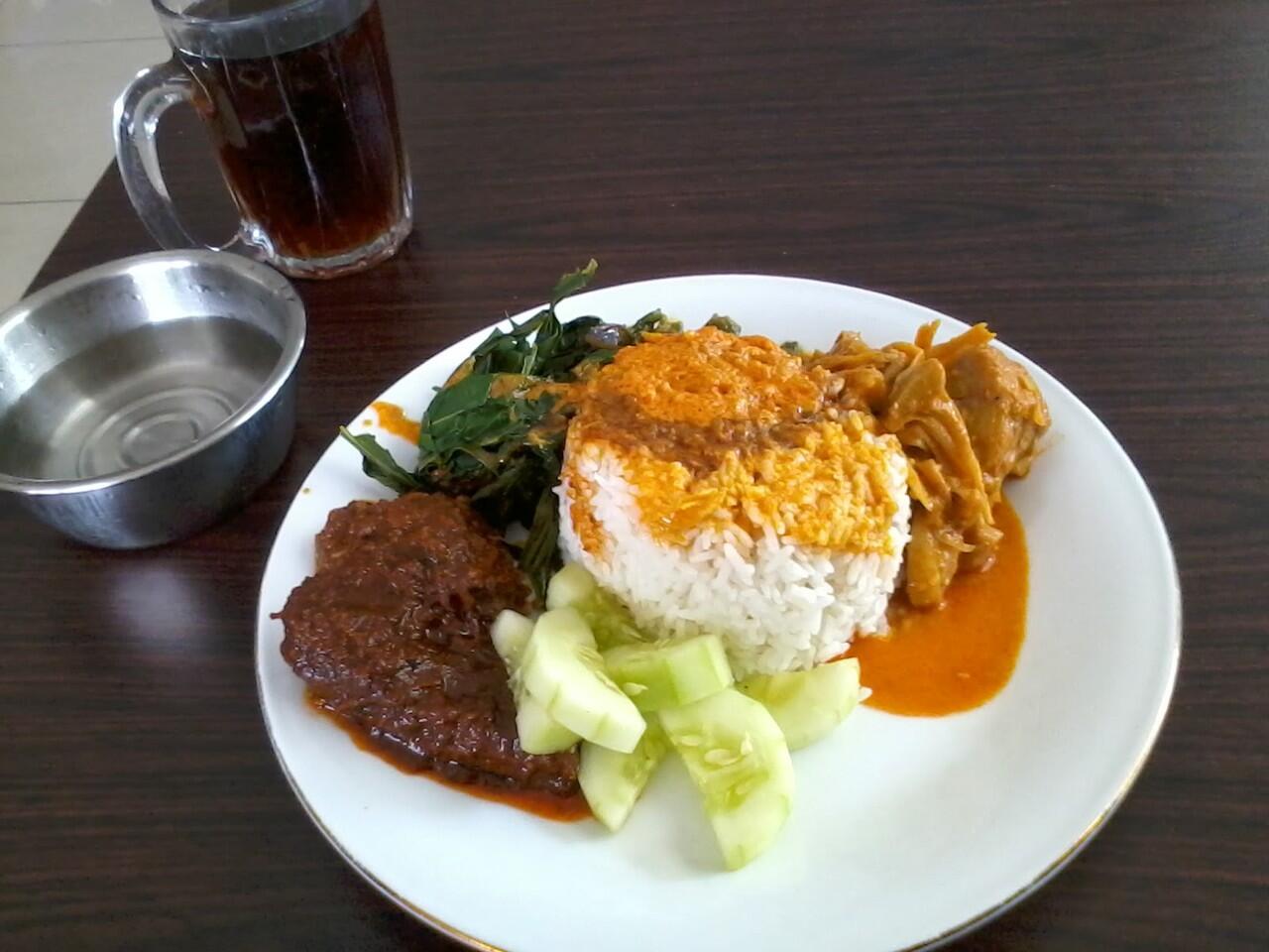 6 Keunikan yang Hanya Dimiliki Rumah Makan Padang