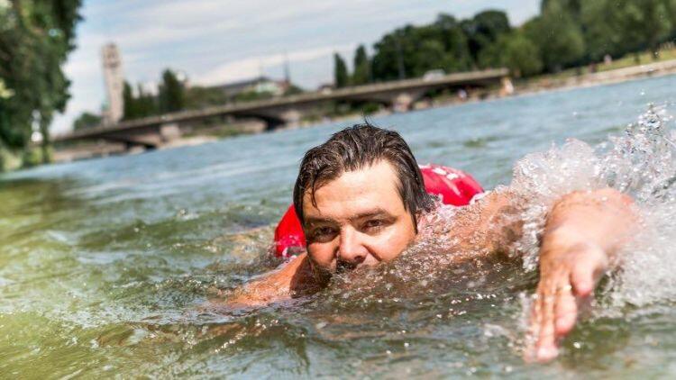 Aneh, Orang Ini Pilih Berenang Pergi Ke Kantornya